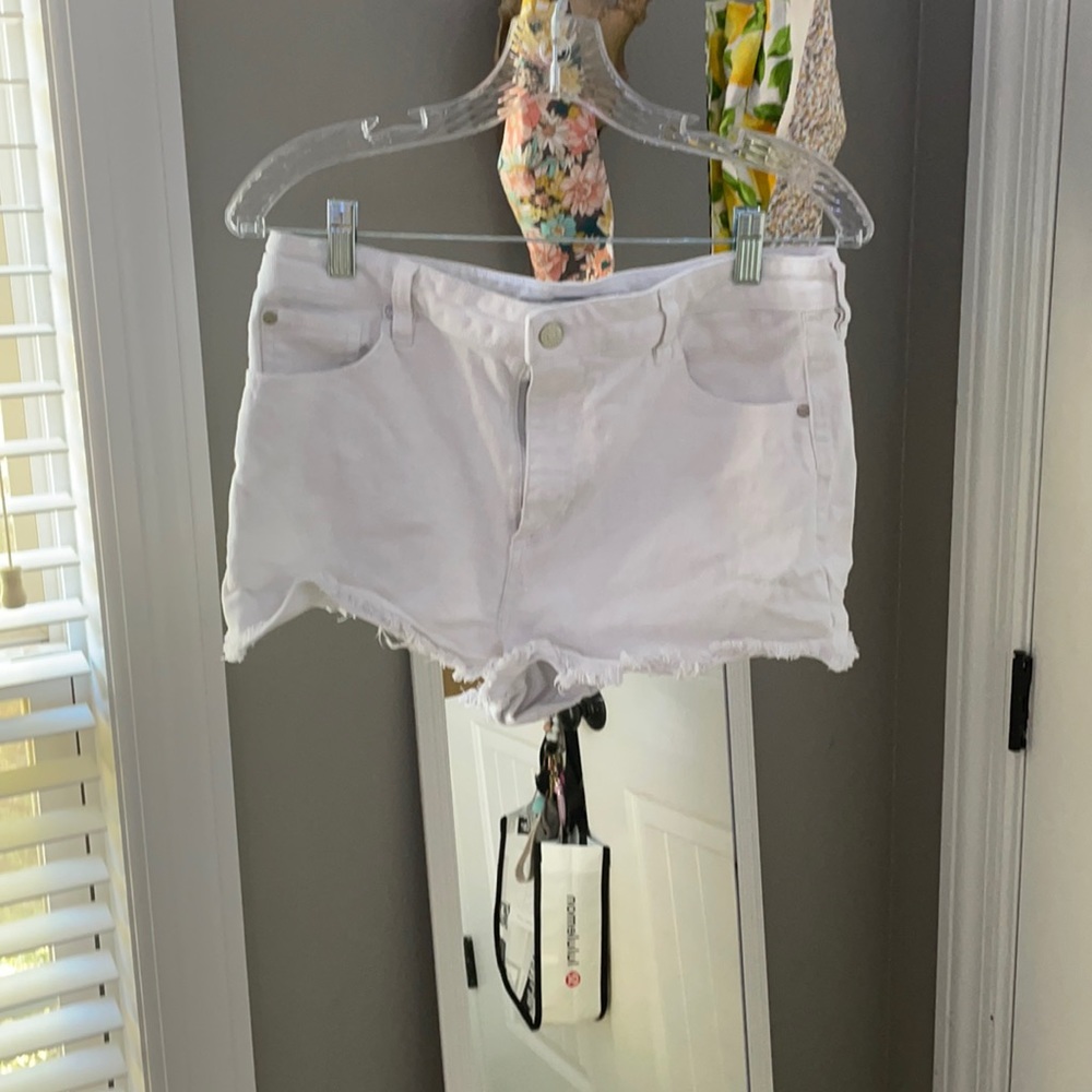 Celebrity Pink- white shorts- size 11/30